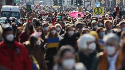 Los carnavalistas se manifiestan en apoyo de Ucrania durante una manifestación por la paz este Lunes de Rosas en Colonia, Alemania, el 28 de febrero de 2022. Fotografía: EFE