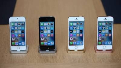 El iPhone SE es tres veces más rápido que el iPhone 5S y tiene un desempeño igual al del iPhone 6S. El dispositivo estará disponible en color negro, blanco, dorado y rosado.