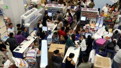 Cientos de hondureños aprovecharon para comprar artículos para el hogar.