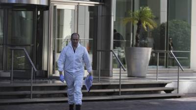 La policía argentina continúa revisando el departamento donde fue encontrado muerto el fiscal Nisman.