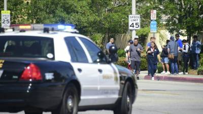 La policía de Los Ángeles arrestó a un hombre que amenazó con tirotear dos escuelas primarias.