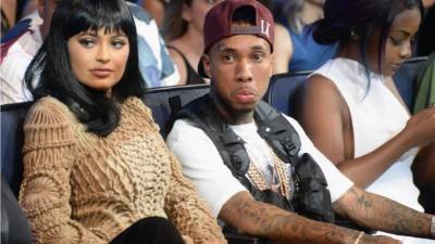 Kylie Jenner junto a su exnovia Tyga en los MTV Video Music Adwards 2015.