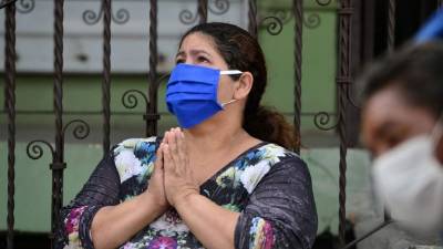Foto de archivo de una mujer rezando durante una procesión de Semana Santa.
