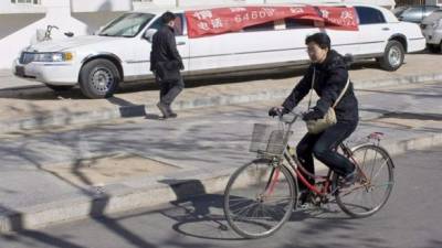 Una lujosa limusina en alquiler aparcada junto a un carril bici en Pekín, China. EFE/Archivo