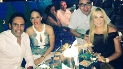 Israel Jaitovich con Ana de la Salvia y dos amigos en Dubai. Fotos Agencia Reforma.