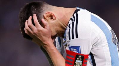 Lionel Messi terminó decepcionado luego de la derrota como local de Argentina ante Uruguay.