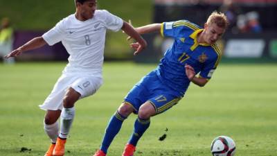 Moses Dyer, de Nueva Zelanda, marca a Viktor Kovalenko, de Ucrania. Foto AFP