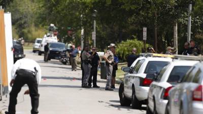 Oficiales de policía investigan el lugar de un arresto en Texas, imagen de archivo.