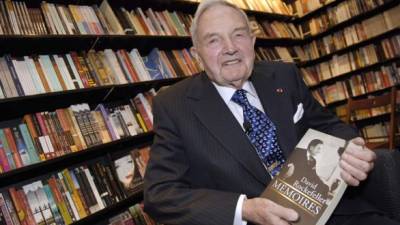 (FILES) This file photo taken on April 11, 2006 shows US David Rockefeller posing in a Paris bookshop during the presentation of his book 'Memoires'. David Rockefeller, a former head of Chase Manhattan bank and luminary in political and philanthropic circles, died on March 20, 2017 at the age of 101, a spokesman said. / AFP PHOTO / STEPHANE DE SAKUTIN