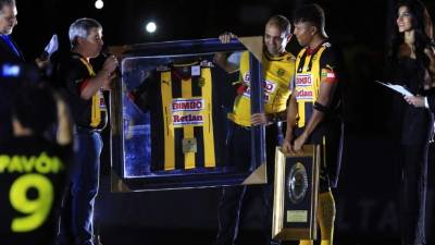 Carlos Pavón al momento de recibir el homenaje del Real España.