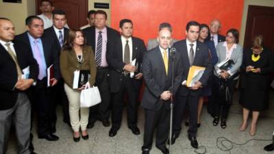 Los diputados de la comisión multipartidaria comparecieron junto con el fiscal general Óscar Chinchilla ayer tras una reunión.