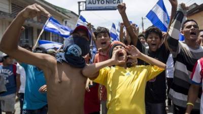 Varios jóvenes participan en una caravana, ayer domingo 13 de mayo de 2018, en la ciudad de Masaya (Nicaragua). Foto: EFE