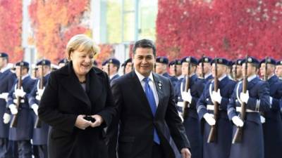 La canciller Angela Merkel junto al presidente Juan Orlando Hernández antes de la reunión. Foto: AFP