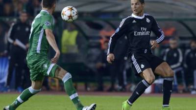 El delantero Cristiano Ronaldo pelea el balón ante el defensa Aleksandar Aleksandrov.