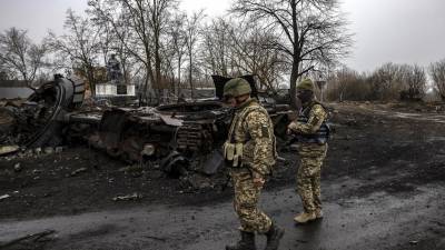 Soldados ucranianos patrullan una comunidad destruida por los bombardeos rusos en los alrededores de Kiev.