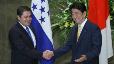 El primer ministro japonés, Shinzo Abe, recibe al presidente hondureño, Juan Orlando Hernández, antes de un encuentro en la residencia oficial de Abe en Tokio (Japón). EFE