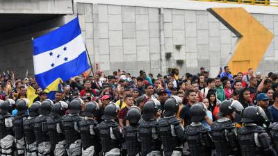 Cientos de miembros de la Guardia Nacional fueron desplegados en el sur de México ante el avance de la caravana migrante. De momento no han intervenido en la marcha.