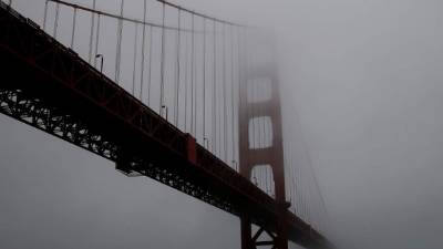 En botes se trasladan las personas debido a las inundaciones en Paraguay.