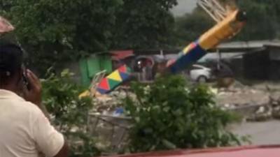 Momento en que unas de las bases del puente peatonal en la Flor de Cuba colapsó por la crecida del río Bermejo en San Pedro Sula.