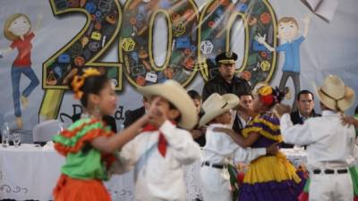 Las autoridades celebraron ayer junto a varios estudiantes en el centro básico Jorge J. Larach de la capital haber llegado a los 200 días de clases.