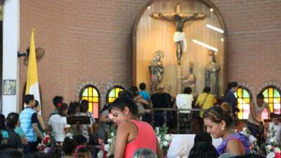 Decenas de feligreses visitaron la aldea de Agua Blanca donde está el Cristo Negro.