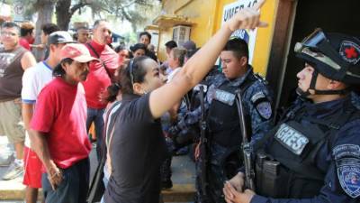 Policías del escuadrón Tigres impiden a los parientes de Deras y moradores del barrio El Chaparro ingresar a la posta de Choloma.