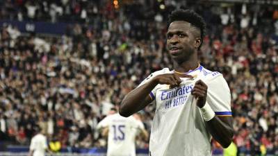Vinicius celebró su gol mostrando el escudo del Real Madrid.