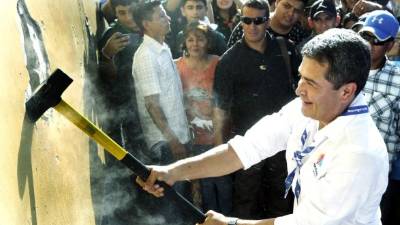 El presidente Hernández junto con miembros de Scout de Honduras simularon la demolición del centro penal y en compañía de autoridades y empresarios levantaron un muro de valores.