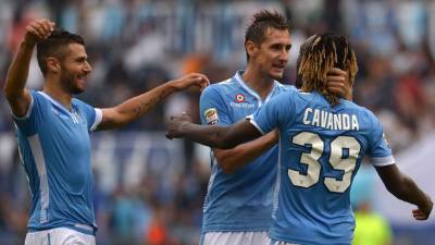 Bayern Munich's German midfielder Leroy Sane (2ndL) celebrates with Bayern Munich's Polish forward Robert Lewandowski (C) and teammates after scoring the third goal during the UEFA Champions League round of 16 first leg football match Lazio Rome vs Bayern Munich on February 23, 2021 at the Olympic stadium in Rome. (Photo by Alberto PIZZOLI / AFP)