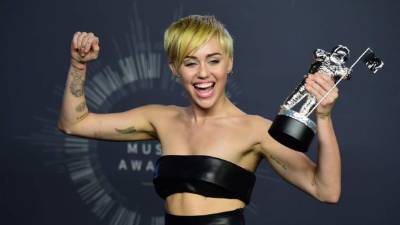 - Video del año: Miley Cyrus por 'Wrecking Ball'.