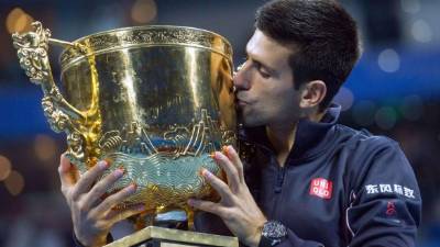 El serbio Novak Djokovic posa con el trofeo que ganó en el Abierto de Pekín.