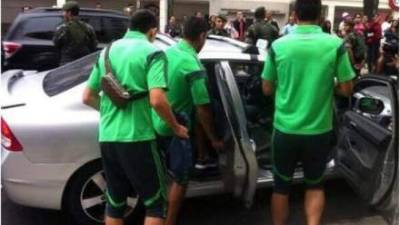 Los jugadores mexicanos al abordar el taxi.