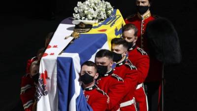 El ataúd del príncipe Felipe de Gran Bretaña, duque de Edimburgo, se coloca en un Land Rover Defender modificado en el cuadrilátero antes de la procesión fúnebre ceremonial a la Capilla de San Jorge en el Castillo de Windsor en Windsor, al oeste de Londres, el 17 de abril de 2021. AFP
