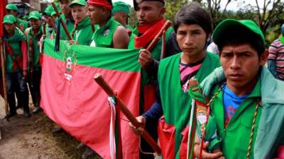 Indígenas ayer en una rueda de prensa en el sector El Pital del municipio de Caldono. EFE