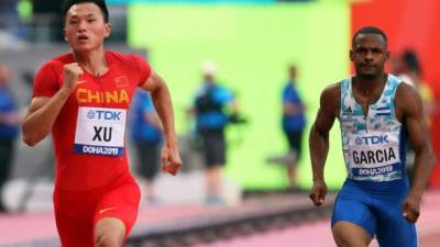 El velocista hondureño Melique García en plena acción junto a Zhouzheng Xu de China en las eliminatorias de los 100 metros masculino del Campeonato Mundial de Atletismo 2019 en el estadio Khalifa en Doha. Foto EFE