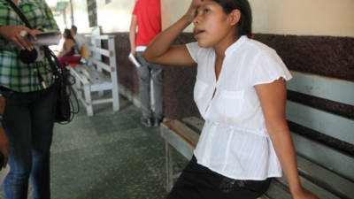 Santos García López quedó en una banca del centro de salud esperando más de una hora a su hijo que no regreso.
