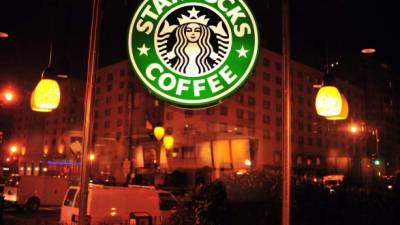 Starbucks enfrenta un escándalo tras el arresto de dos afroamericanos en una de sus tiendas en Filadelfia.