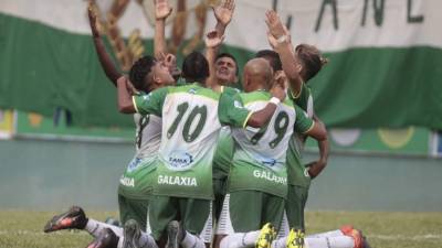 Jugadores del Juticalpa celebrando el primer tanto que logró Rony Flores.