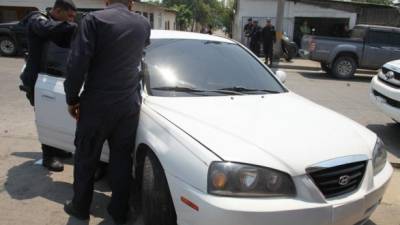 El vehículo turismo sin placas fue dejado abandonado en el barrio Cabañas.