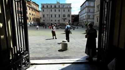 Residentes de Roma salen a la calle a medida que las autoridades italianas levantan las restricciones.