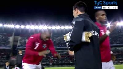 El momento en el que Atauallah Guerra guarda reverencia a Messi.