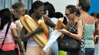 People queu to buy goods in preparation for the arrival of Hurricane Ike, on September 8, 2008 in Havana. Deadly Hurricane Ike has weakened to a category one storm with maximum winds of 130 kilometers (80 miles) per hour as it moves along Cuba's southern coast, the US National Hurricane Center said. However, the latter warned that 'a slight increase in intensity is possible if the center remains over water' and that 'strengthening is forecast once Ike moves into the Gulf of Mexico.' AFP PHOTO