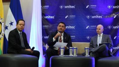 Rafael Delgado modera el panel entre José Deras y Pedro Barquero. Foto: Melvin Cubas