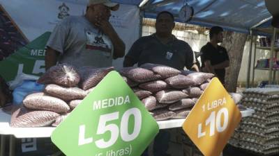 Consumo. Venta de frijoles en Ahorro feria Lempirita. Foto: Amílcar I.