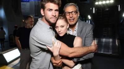 Liam Hemsworth, Maika Monroe y su amigo Jeff Goldblum en el set de Día de la Independencia 2.