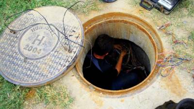 A inicios de este año las cuadrillas trabajaron en la reinstalación de las líneas perdidas por sabotaje.