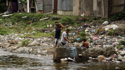 Las familias en los bordos viven en condiciones deprimentes y con carencia de recursos.