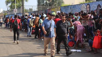 Cientos de migrantes siguen varados por falta de documentación en el sur de México.