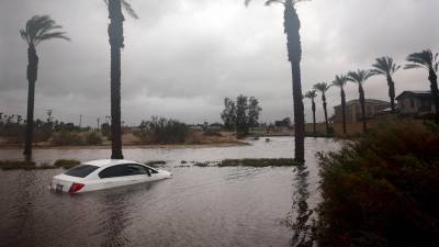 Hilary dejó severas inundaciones en el suroeste de California tras azotar con fuertes lluvias desde la tarde del domingo.