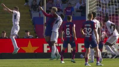 El volante francés Tchouaméni agarró dentro del área a Ronald Araújo y se arriesgó a que se sancionará un posible penal.